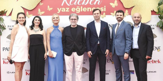 Kelebek kanatlarını yazın enerjisi için çırpıyor