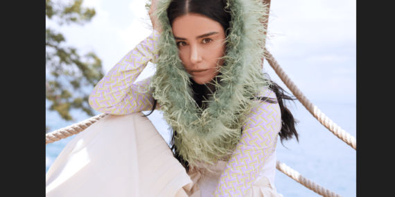 ÖZGE GÜREL “AŞK, HAYATIMIZA GERÇEKTEN SİHİR KATIYOR VE SADECE İKİLİ İLİŞKİLERE İNDİRGENMESİ HAKSIZLIK” 