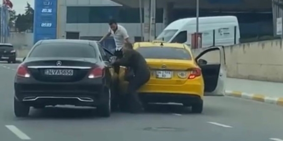Trafikte Yaşanan Tartışmada Bir Sürücü Taksicinin Üzerinden Geçti