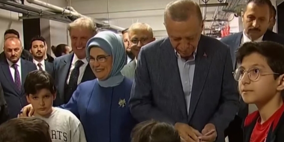 AKP'li Cumhurbaşkanı Erdoğan İstanbul'da oyunu kullandı