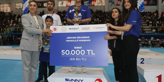 Ağrılı öğrenciler robotik kodlamadaki yeteneklerini sergiledi