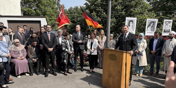 Almanya Solingen'de 30 yıl önce düzenlenen ırkçı saldırıda yaşamını yitirenler anıldı