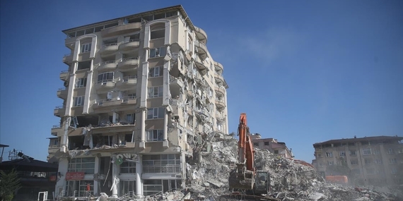 Antakya ve Defne'deki ağır hasarlı yapıların yıkımına başlandı