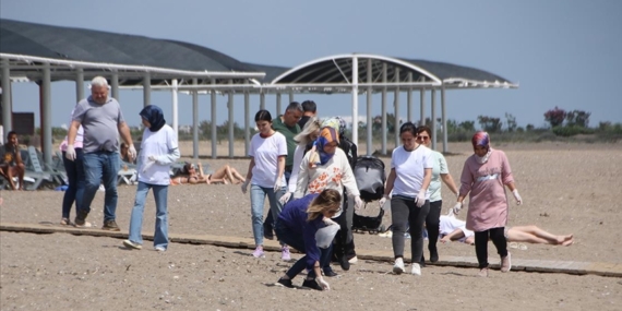 Antalya'da gönüllüler "Dünya Tütünsüz Günü"nde sahilde izmarit topladı
