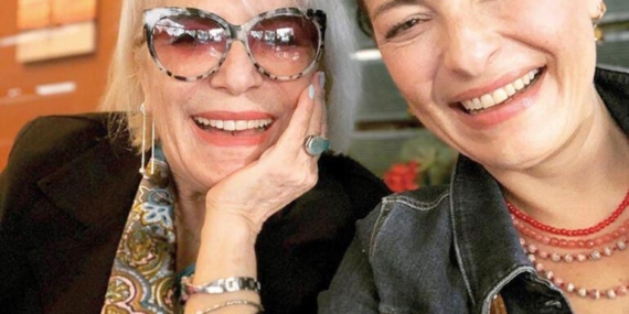 Ayça Bingöl'den annesine doğum günü mesajı: Kahkahalarımız hiç eksilmesin annem