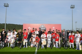 Bakan-Murat-Kurum-ve-unlu-futbolcular-depremzede-cocuklarla-sahaya-cikti.jpg