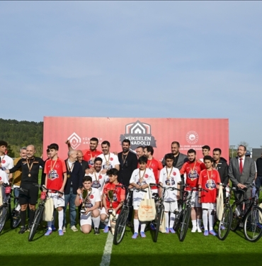 Bakan-Murat-Kurum-ve-unlu-futbolcular-depremzede-cocuklarla-sahaya-cikti.jpg