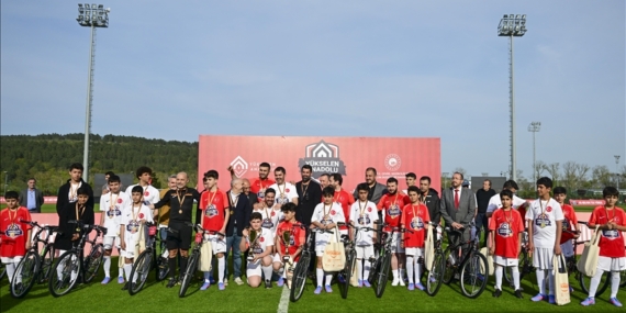 Bakan Murat Kurum ve ünlü futbolcular depremzede çocuklarla sahaya çıktı