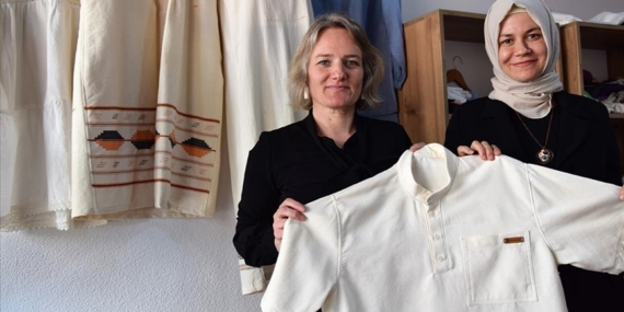Bilecik'te kooperatif üyesi kadınlar asırlık Lefke bezinden gömlek üretiyor