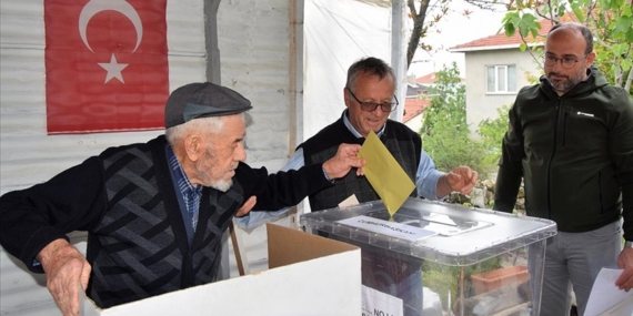 Bursa, Balıkesir ve Bilecik'te hasta veya engelliler ekiplerin yardımıyla oylarını kullandı