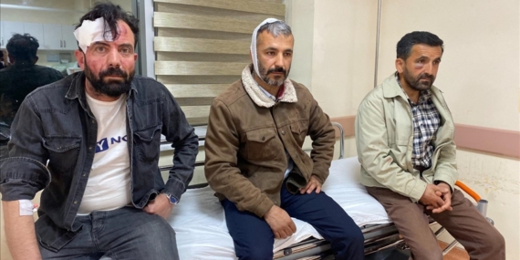 Çanakkale'de farklı siyasi görüşteki gruplar arasında çıkan kavgada 4 kişi yaralandı