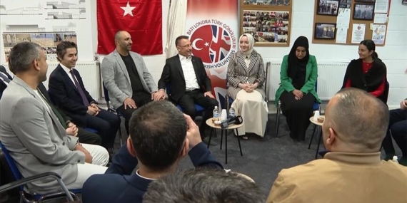 Cumhurbaşkanı Yardımcısı Oktay, Batı Londra Türk Gönüllüleri Derneğini ziyaret etti