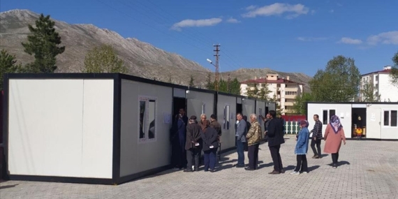 Deprem bölgesinde vatandaşlar sandık başına gitti