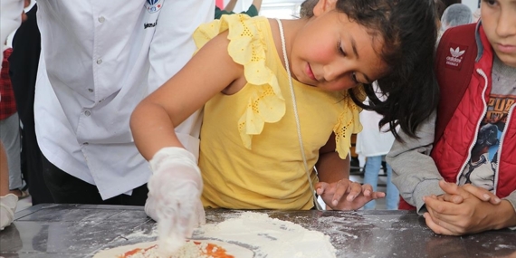 Depremzede çocuk şefler "iyileştiren pizza" için iş başı yaptı