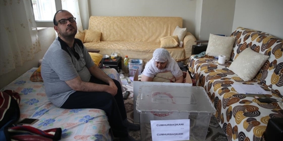 Diyarbakır ve Siirt'te hasta veya engelliler ekiplerin yardımıyla oylarını kullandı