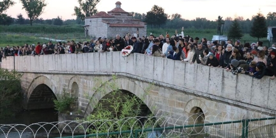 Edirne'de gün aydınlanırken dileklerin yazılı olduğu kağıtlar Tunca Nehri'ne bırakıldı