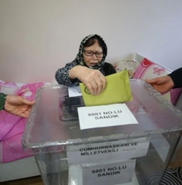 Edirnede-seyyar-sandik-evlerinden-cikamayan-secmenlerin-ayagina-gitti.jpg