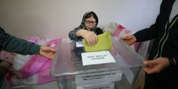 Edirne’de seyyar sandık, evlerinden çıkamayan seçmenlerin ayağına gitti