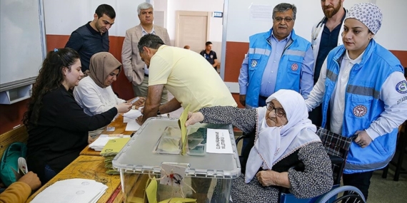 Evde Sağlık Hizmetleri ekiplerinin yardımıyla oylarını kullandılar