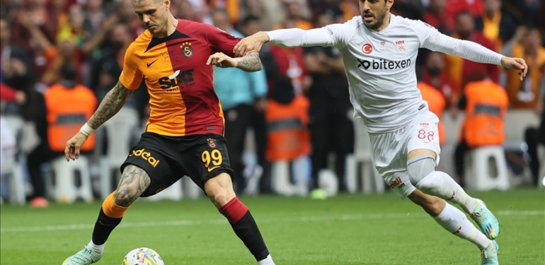 Galatasaray-sampiyonluk-kapisini-sonuna-kadar-araladi.jpg