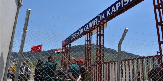 Hakkari'deki Derecik Gümrük Kapısı giriş çıkışa açıldı