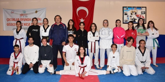 Kahramanmaraş'ta sporcular tekvando yaparak depremin etkilerinden uzaklaşmaya çalışıyor