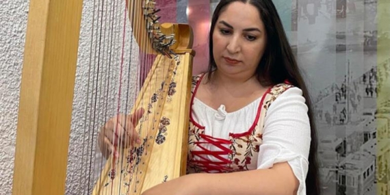 Müzisyen Zeynep Öykü, hem çaldığı hem üretimini yaptığı arp ile dünyayı geziyor
