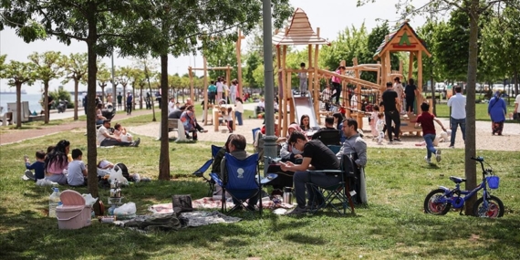 Oy kullanan İstanbullular parklara ve sahillere akın etti