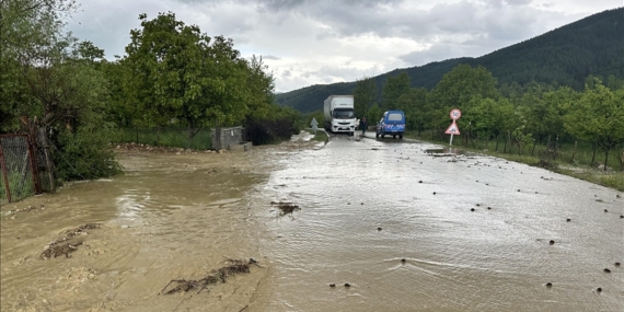 Sağanak bazı illerde hayatı olumsuz etkiledi
