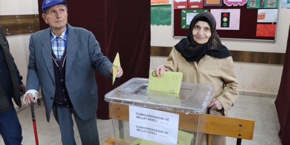 Sakarya, Kocaeli ve Zonguldak'ta "asırlık çınarlar" oy kullanmak için sandığa gitti