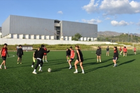 Sirnak-Belediyesi-Nuhspor-Kadin-Futbol-Takimi-Super-Lig-hedefine-odaklandi.jpg
