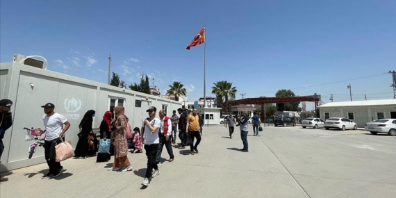 Suriyelilerin ülkelerine gönüllü geri dönüşü sürüyor