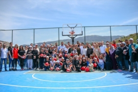 TBF-Baskani-Turkoglu-Hatay039daki-Basketkoy039de-depremzedelerle-bulustu.jpg