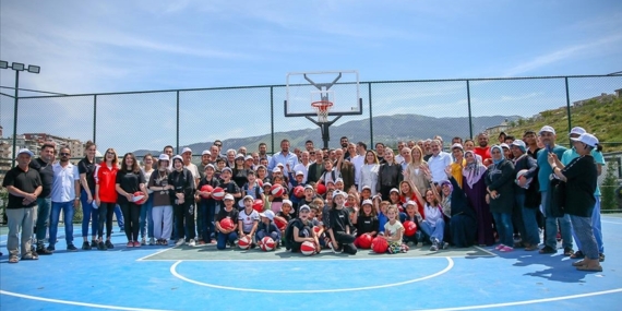 TBF Başkanı Türkoğlu, Hatay'daki Basketköy'de depremzedelerle buluştu