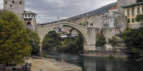 Tarihi Mostar Köprüsü'nün 30 yıl önceki yıkılma anına ait yeni görüntü paylaşıldı