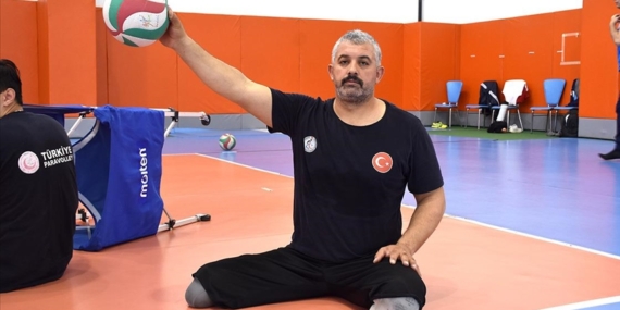 Terör gazisi, Oturarak Voleybol Milli Takımı'nın başarısı için ter döküyor