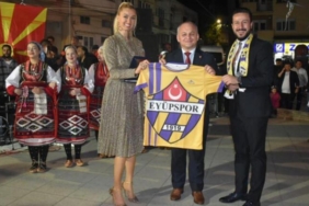 Tugba-Ozay-Makedonyada-19-Mayisi-coskuyla-kutladi.jpg