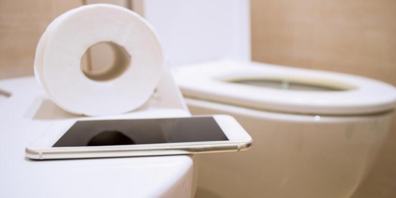 Tuvalette telefon kullananlar dikkat: 'Bakteri ve virüslerle yaşıyorsunuz!' Hangi hastalıklara yol açıyor?