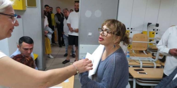 Ünlüler sandık başında