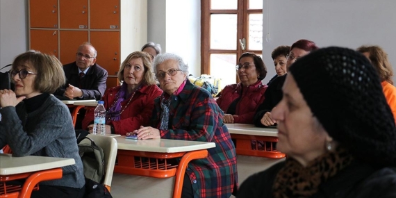 53 yıl önce ayrıldıkları okulda bir araya gelen mezunlar eski günleri andı