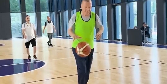 AK Parti Bursa Milletvekili Varank, Cumhurbaşkanı Erdoğan basketbol oynarken çektiği görüntüleri paylaştı