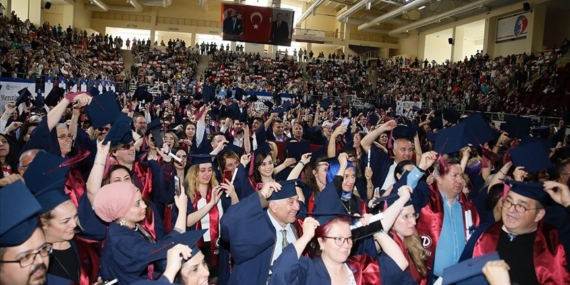 Anadolu Üniversitesi Açıköğretim Sistemi'nden mezun olanlar için tören yapıldı