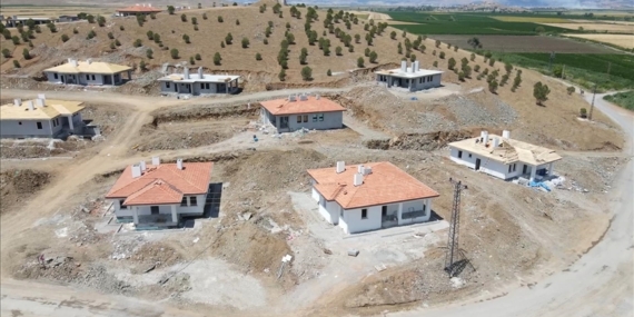 Bakan Özhaseki: Türkoğlu'ndaki 3 köyümüzde yöresel mimariye uygun olarak 92 ev inşa ediyoruz