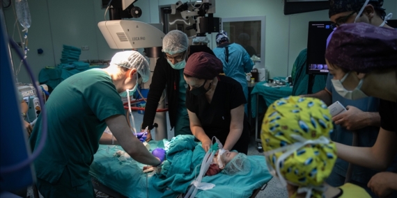 Bir kilo 600 gram doğan bebek, nadir yapılan ameliyatla "körlük" riskinden kurtuldu