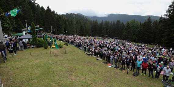 Bosna Hersek'teki 513'üncü Ayvaz Dede Şenlikleri binlerce kişinin kıldığı namazla sona erdi