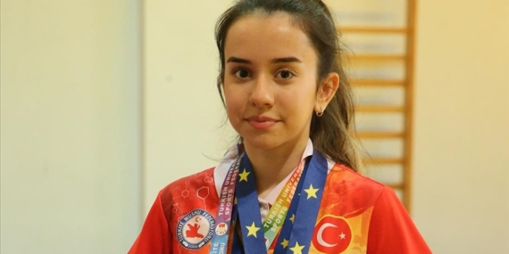 Cimnastik, yüzme ve teniste başarılı olan genç sporcu, wushuda dünya şampiyonu olmak için çalışıyor