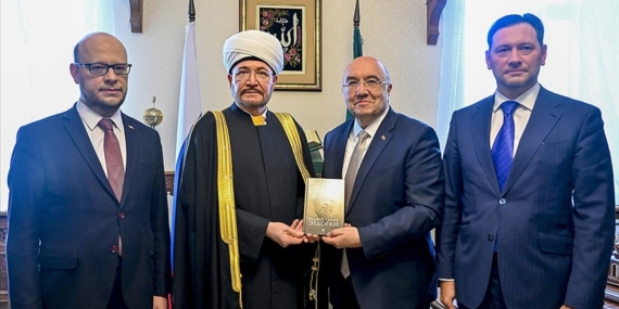 Cumhurbaşkanı Erdoğan’ın kitabı Rusya Müslümanları Dini İdaresi Başkanı’na verildi