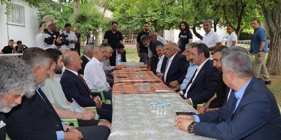 Cumhurbaşkanı Yardımcısı Yılmaz'dan depremde hayatını kaybeden AK Parti'li Taş'ın ailesine ziyaret