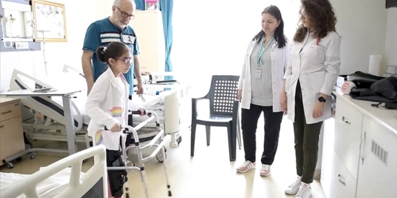 Depremde enkazdan kurtarılan 9 yaşındaki Zeynep, yürümeye ve konuşmaya başladı