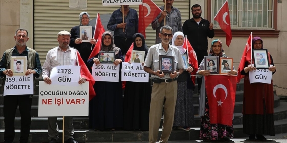 Diyarbakır annelerinin evlat nöbetine bir aile daha katıldı